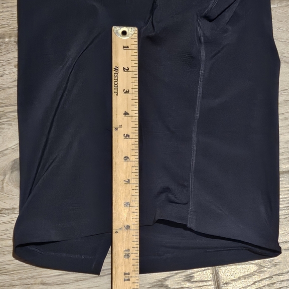 Fabletics Fundamental Lined Performance Shorts - Size Medium 7" Inseam - Navy - Picture 7 of 7